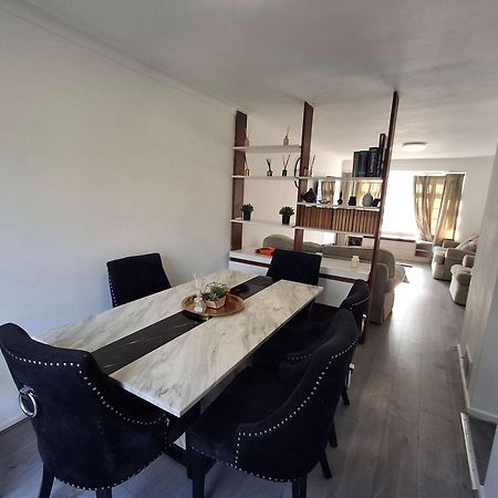 Nicely Decorated 3 Bedroom House Near Heathrow, London Staines-upon-Thames Eksteriør bilde