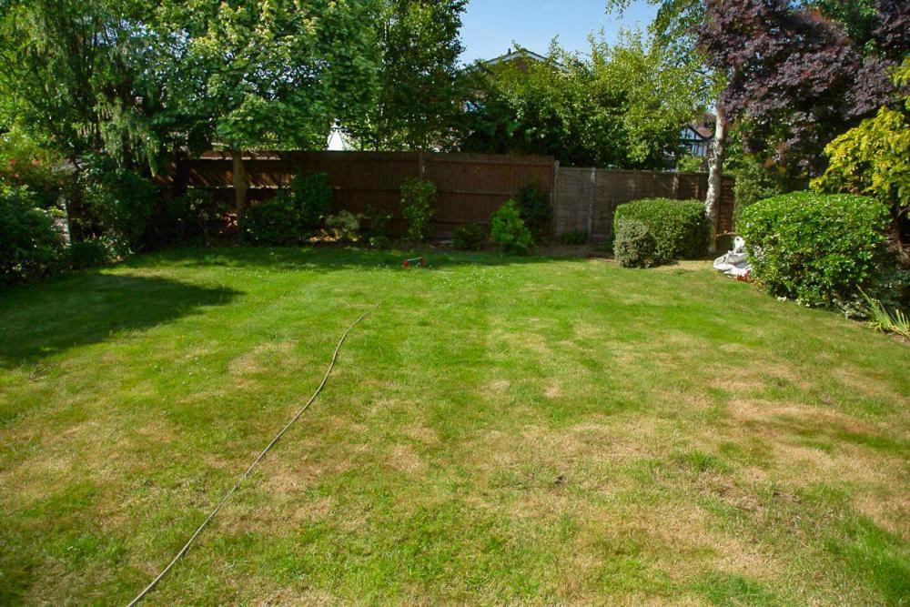 Nicely Decorated 3 Bedroom House Near Heathrow, London Staines-upon-Thames Eksteriør bilde