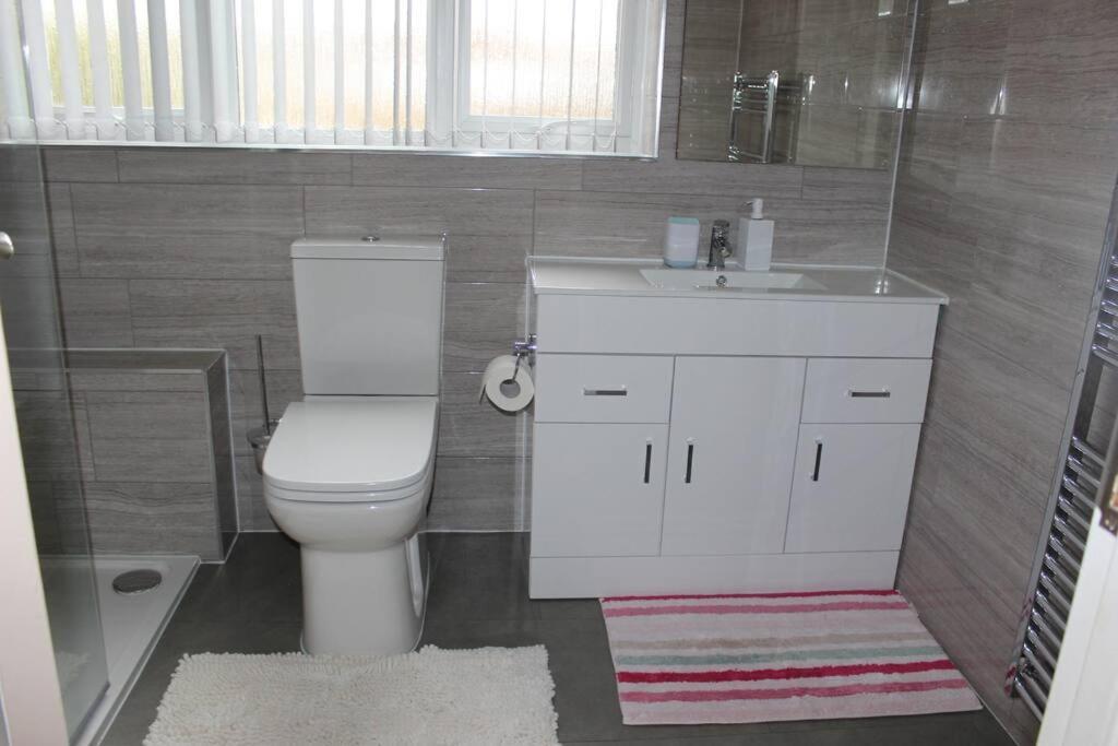 Nicely Decorated 3 Bedroom House Near Heathrow, London Staines-upon-Thames Eksteriør bilde