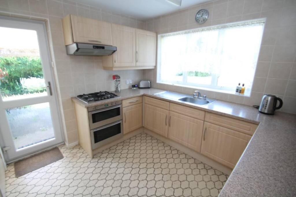 Nicely Decorated 3 Bedroom House Near Heathrow, London Staines-upon-Thames Eksteriør bilde