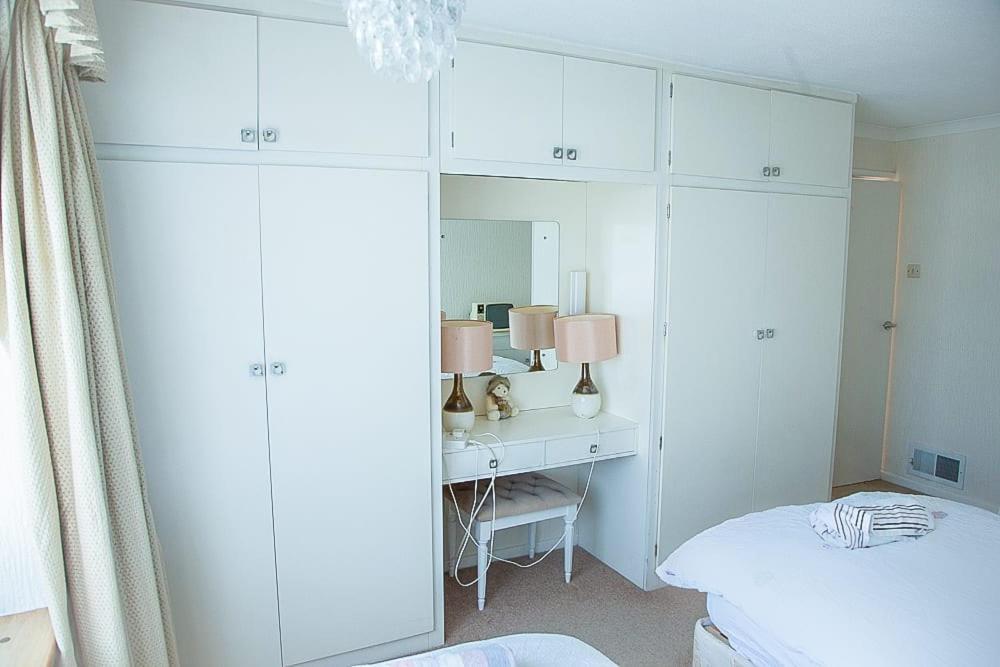 Nicely Decorated 3 Bedroom House Near Heathrow, London Staines-upon-Thames Eksteriør bilde