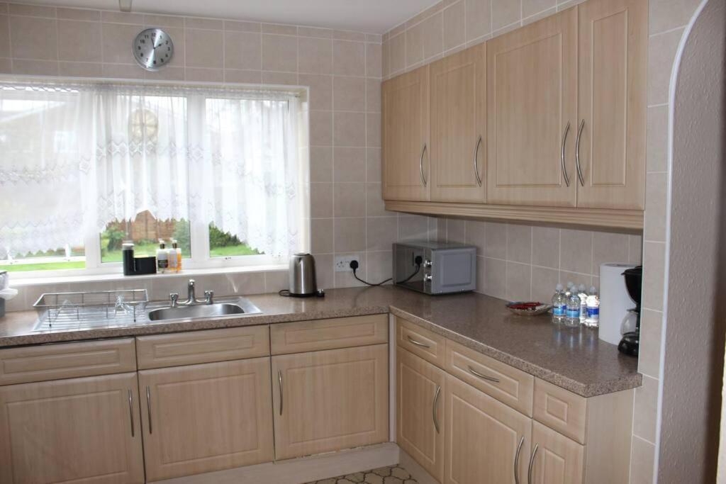 Nicely Decorated 3 Bedroom House Near Heathrow, London Staines-upon-Thames Eksteriør bilde