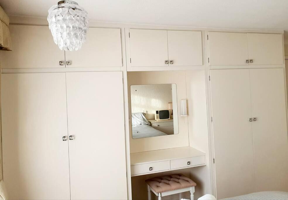 Nicely Decorated 3 Bedroom House Near Heathrow, London Staines-upon-Thames Eksteriør bilde