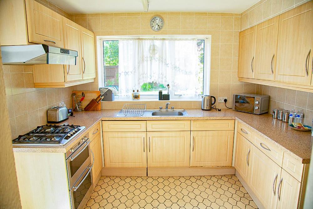Nicely Decorated 3 Bedroom House Near Heathrow, London Staines-upon-Thames Eksteriør bilde