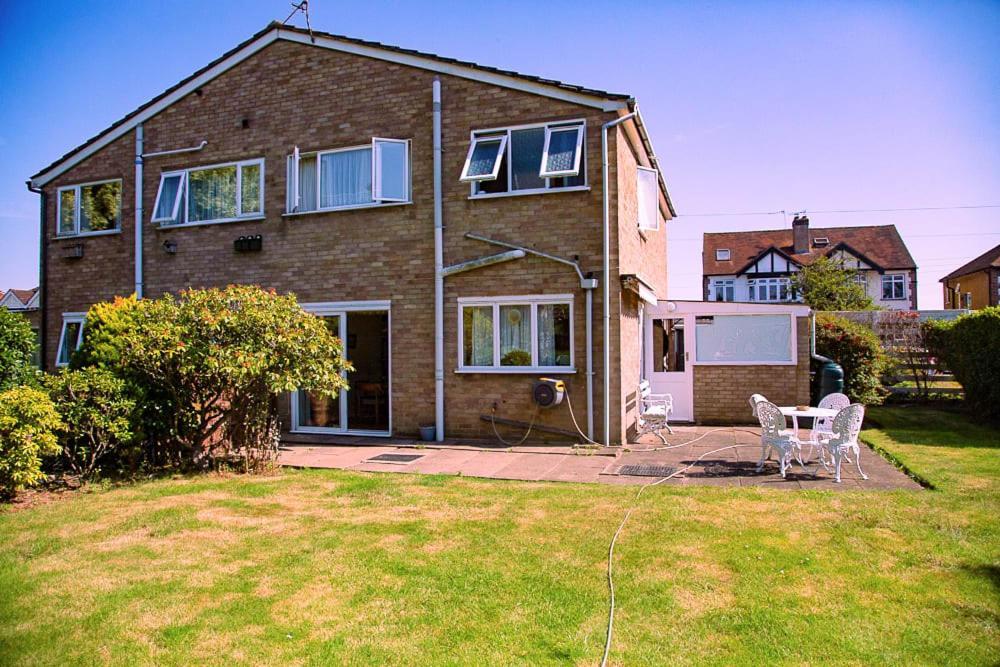 Nicely Decorated 3 Bedroom House Near Heathrow, London Staines-upon-Thames Eksteriør bilde