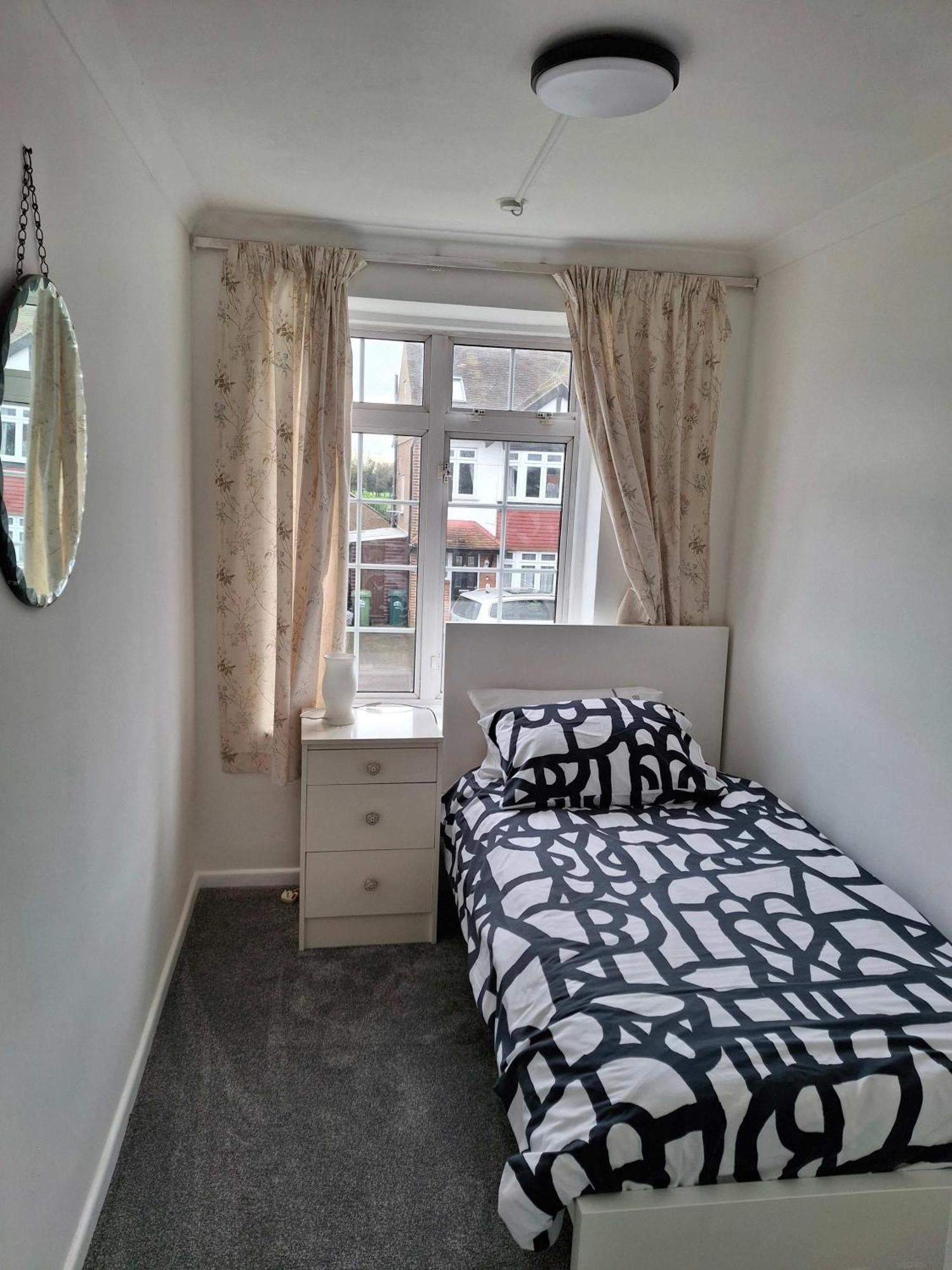 Nicely Decorated 3 Bedroom House Near Heathrow, London Staines-upon-Thames Eksteriør bilde