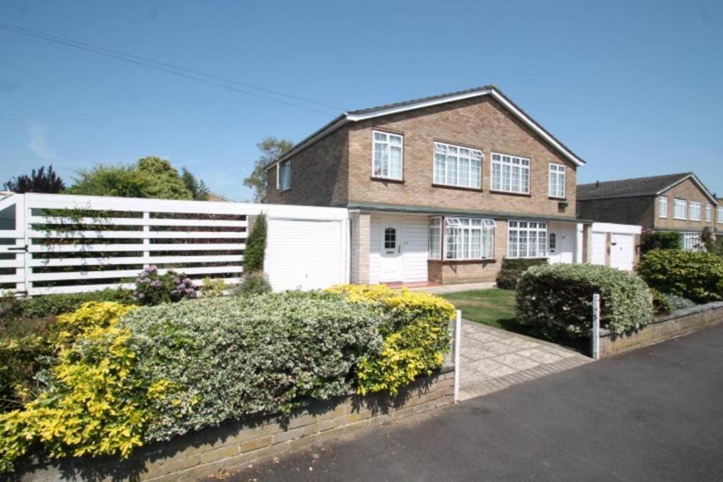Nicely Decorated 3 Bedroom House Near Heathrow, London Staines-upon-Thames Eksteriør bilde