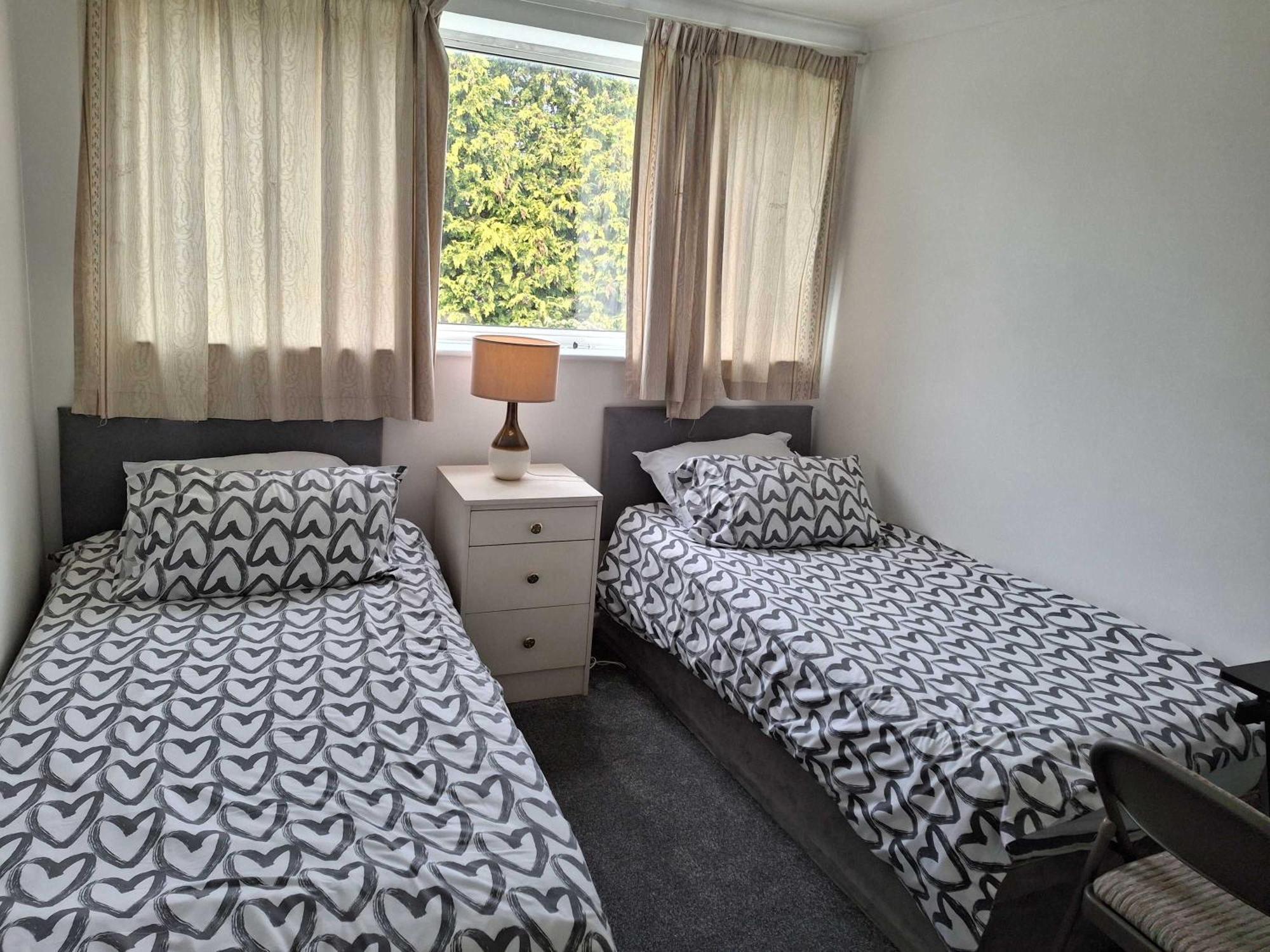 Nicely Decorated 3 Bedroom House Near Heathrow, London Staines-upon-Thames Eksteriør bilde