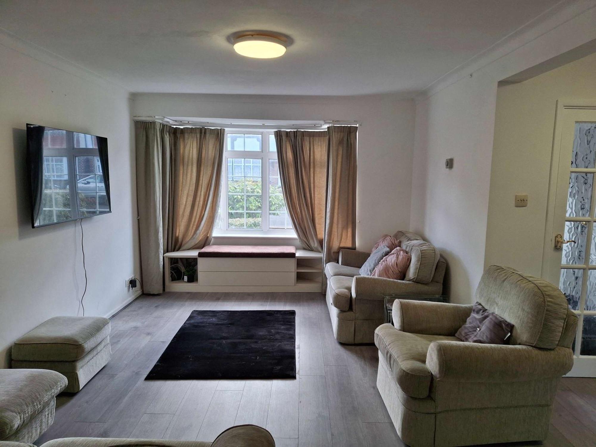 Nicely Decorated 3 Bedroom House Near Heathrow, London Staines-upon-Thames Eksteriør bilde