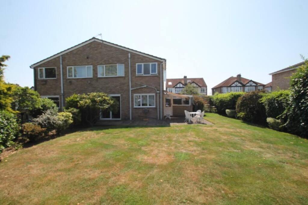 Nicely Decorated 3 Bedroom House Near Heathrow, London Staines-upon-Thames Eksteriør bilde