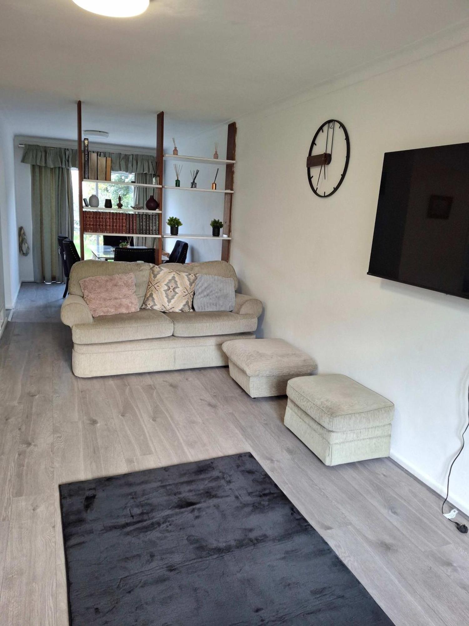 Nicely Decorated 3 Bedroom House Near Heathrow, London Staines-upon-Thames Eksteriør bilde